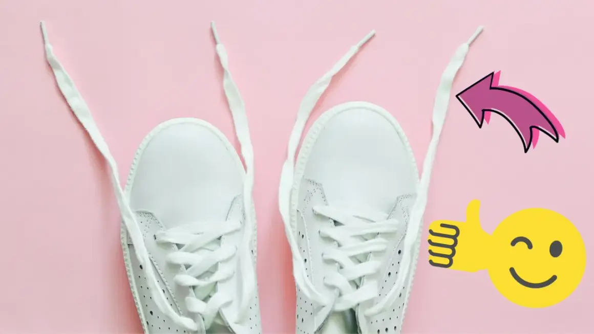 Des lacets blancs prêts à être nettoyés, avec un pouce levé et une flèche rose pour indiquer la méthode.