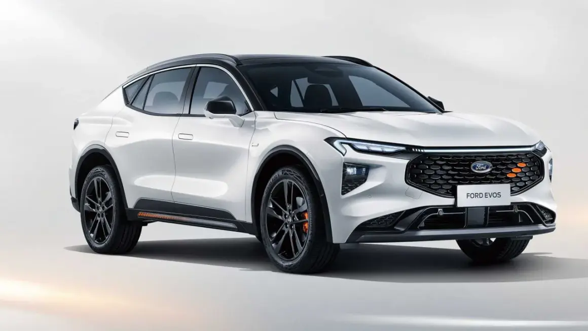 Biały Ford Evos z czarnym dachem, nowoczesnym grillem i stylowymi felgami.
