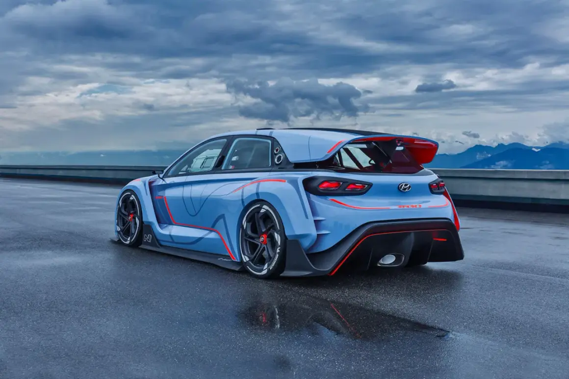 Hyundai i30N RN30 azul con detalles rojos, listo para desatar sus caballos en la pista.