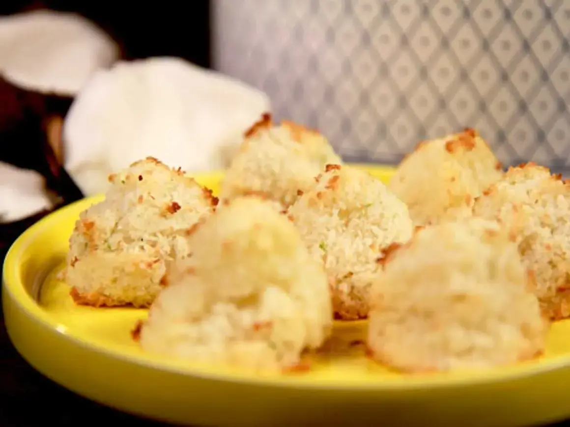 En gul tallrik med nybakade kokostoppar. Perfekt för dig som söker ett enkelt kokostoppar recept.