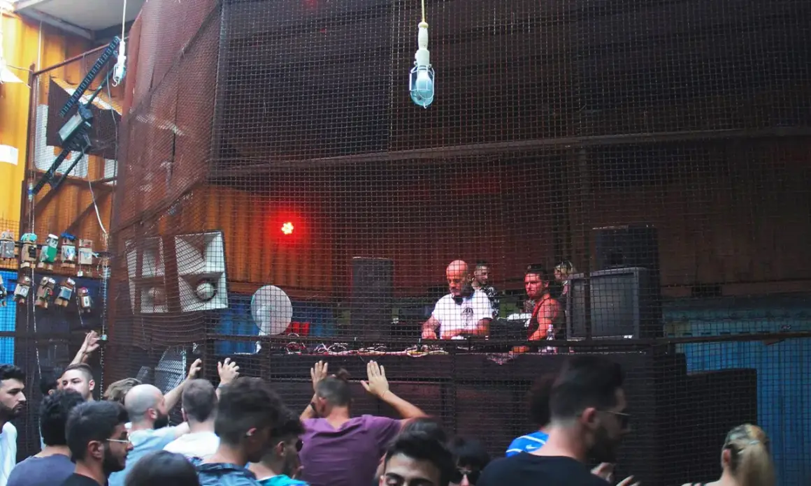 DJ set in un locale con rete metallica. Il sound department recensioni sono positive per questa serata.
