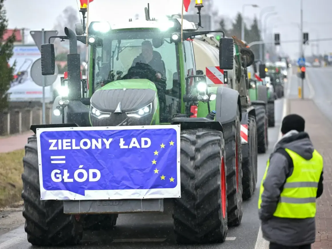Traktor z banerem "Zielony Ład = Głód" i flagą UE, w tle protestujący rolnicy.