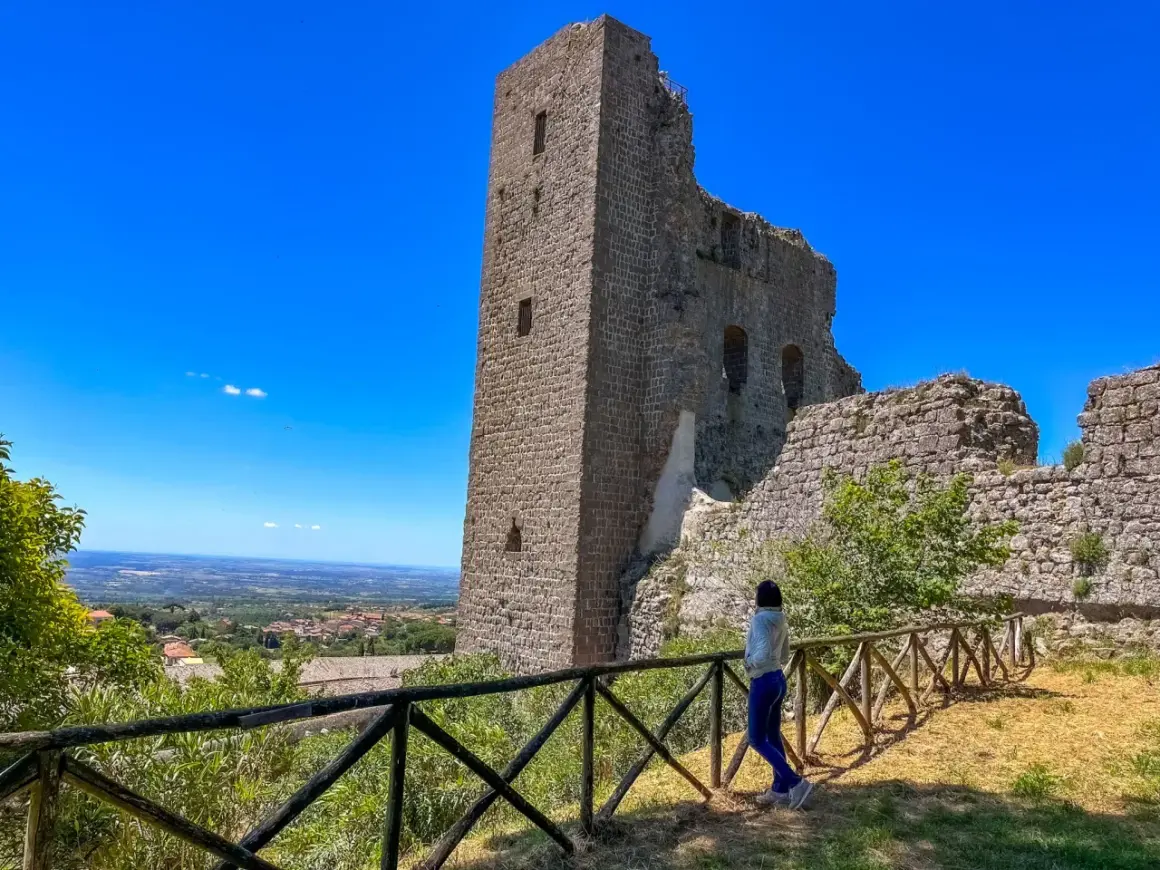 Rovine della breccola di Montefiascone, con una donna che ammira il panorama.