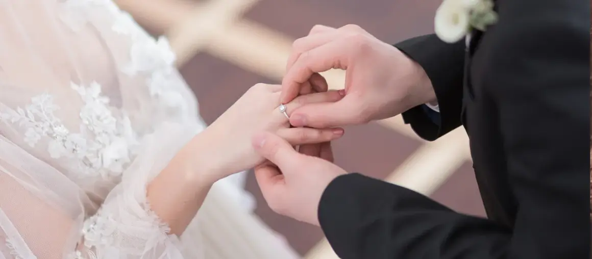 Ein Mann legt einer Frau einen Ring an den Finger. Die Frage, darf ein katholischer Pfarrer heiraten, bleibt hier offen.
