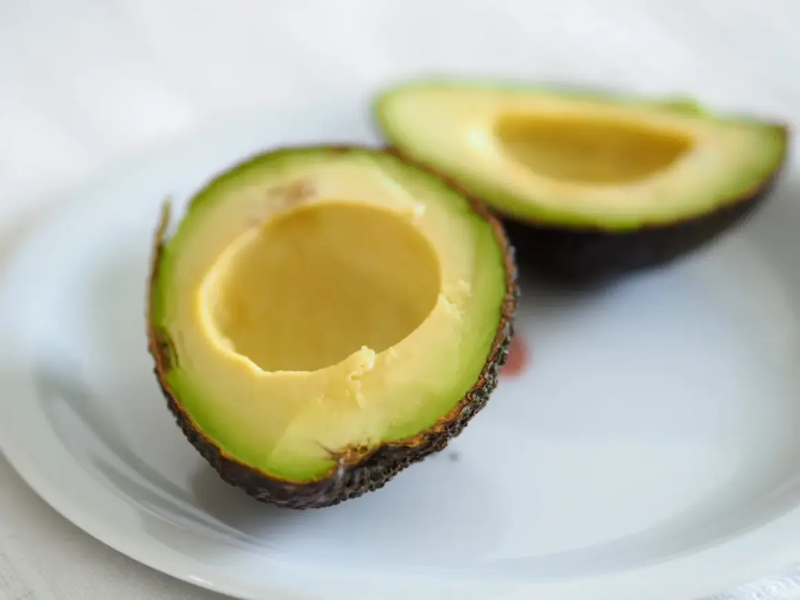 Dwa połówki awokado na talerzu, idealne do guacamole.