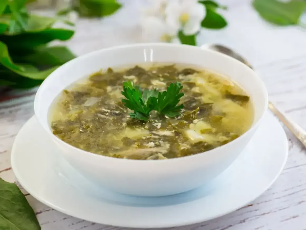 Aromaticzna zupa szczawiowa ze słoika przepis. Pyszna, domowa zupa z jajkiem i natką pietruszki.