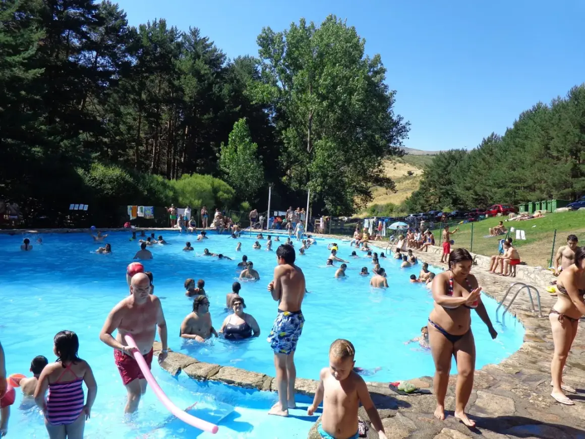 Gente disfrutando de un día soleado en la piscina de la panera Segovia.