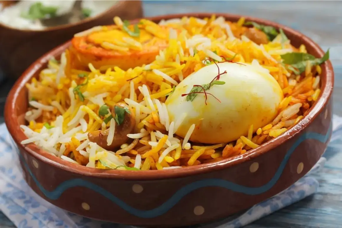 Ein köstliches Biryani mit Reis, Ei und Cashewkernen. So sieht ein authentisches Biryani aus!