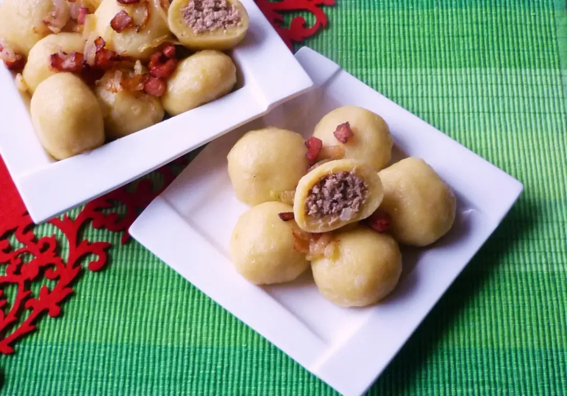 Pyzy z mięsem, gotowe do podania. Dowiedz się, ile gotować pyzy z mięsem, by były idealne.