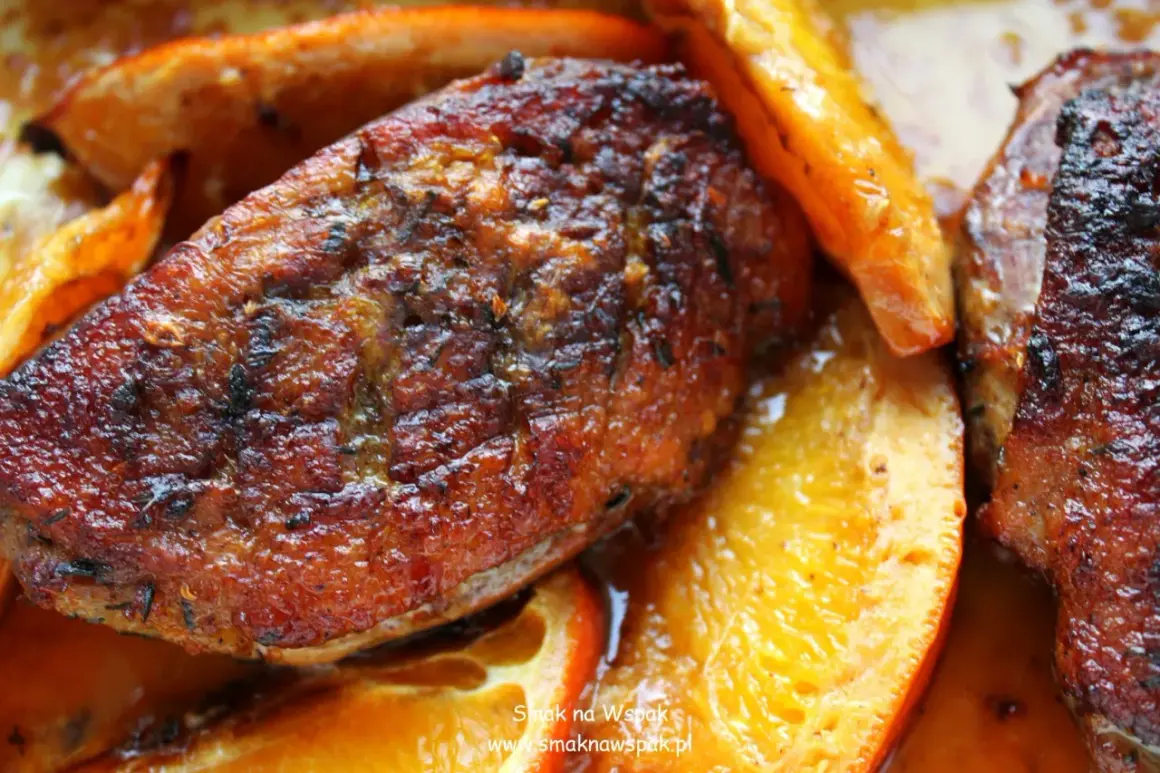 Soczysta kaczka w pomarańczach, pieczona do perfekcji, z chrupiącą skórką i aromatycznym sosem.