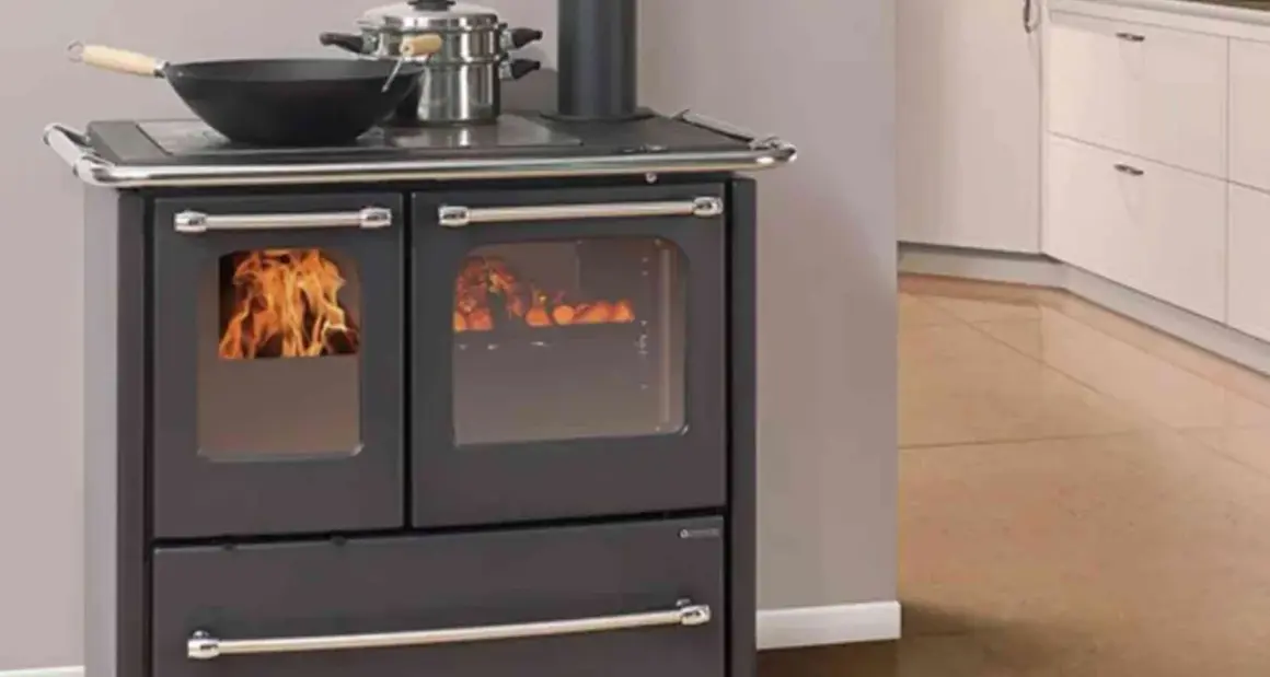 Poêle à bois avec feu vif. Utile pour savoir comment nettoyer un tuyau de poêle à bois.