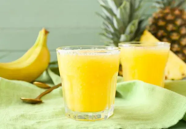 Orzeźwiający koktajl z ananasa i banana, który wspiera odchudzanie