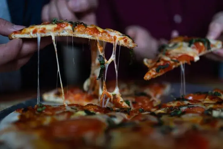 Dlaczego pizza przywiera do kamienia? Oto najczęstsze przyczyny i rozwiązania