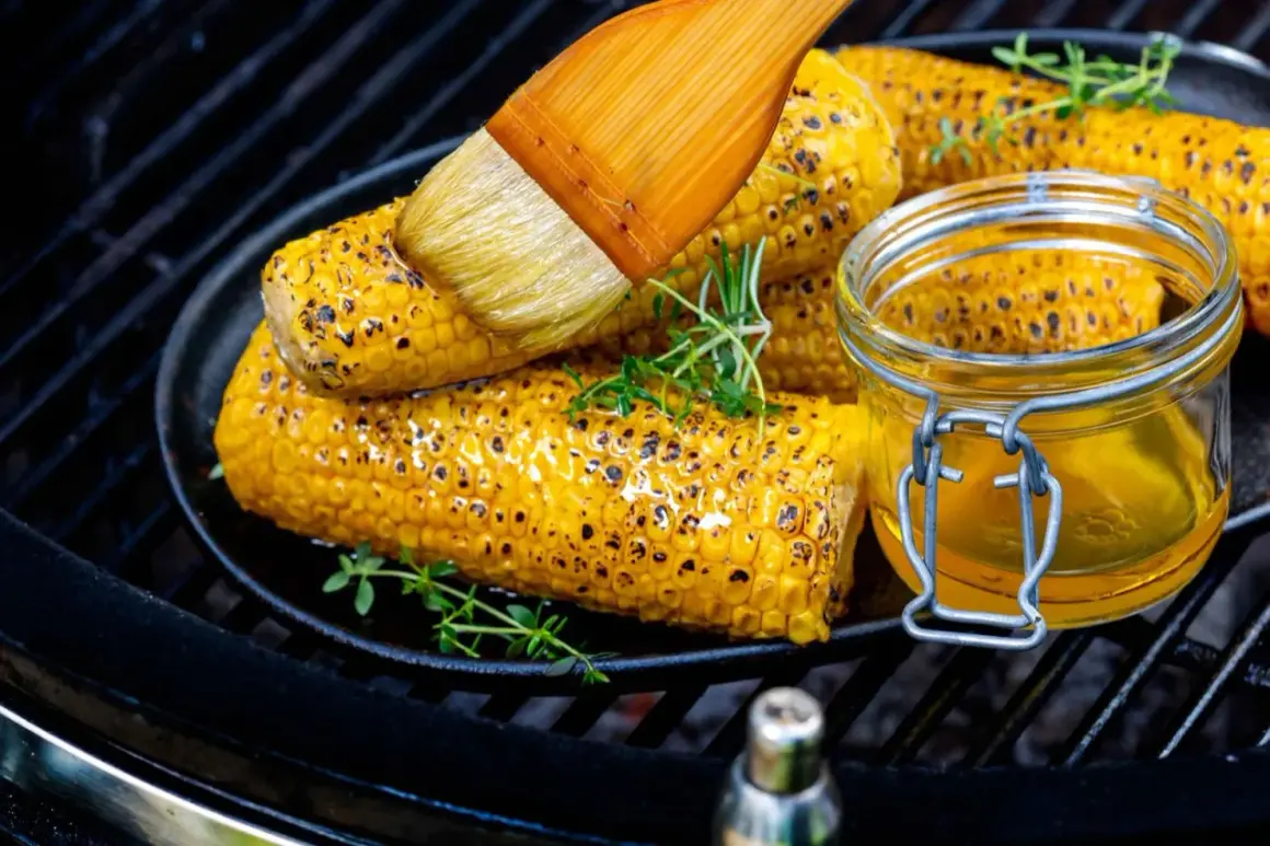Grilla majskolv på grillen, pensla med smält smör och garnera med färska örter. En härlig sommardessert!