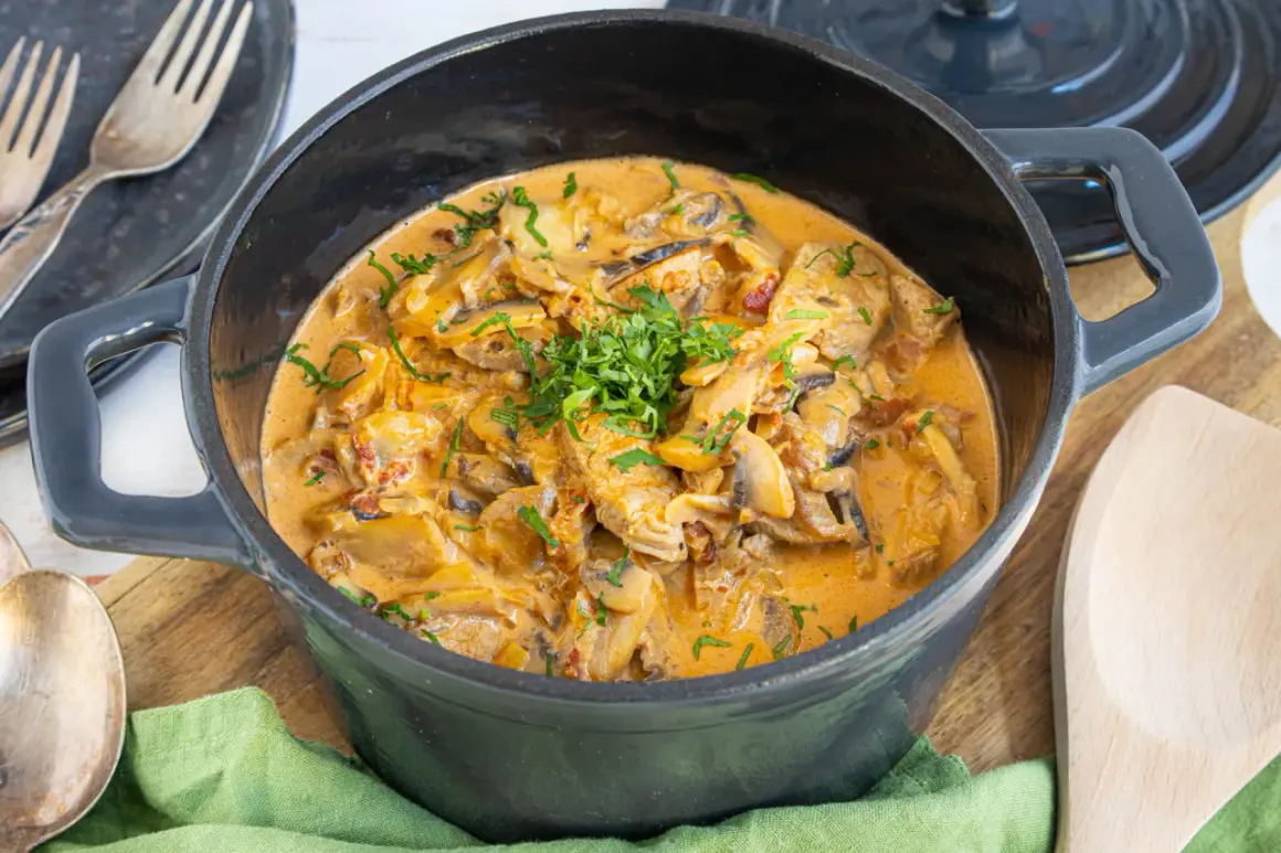 Herzhaftes Schweinefilet in cremiger Pilzsoße, ein schnelles Gericht, das Appetit macht. Perfekt für schnelle Schweinefilet Rezepte.