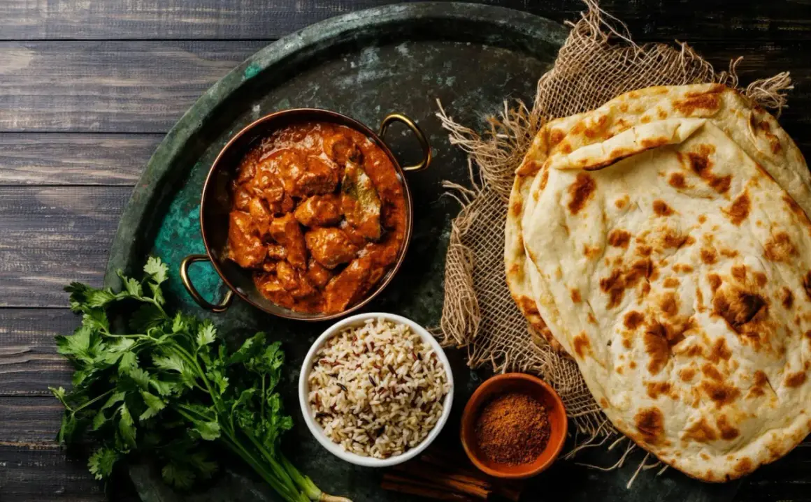 Aromatic chicken curry, ryż, świeża kolendra i chlebki naan. To jest właśnie pyszne curry!