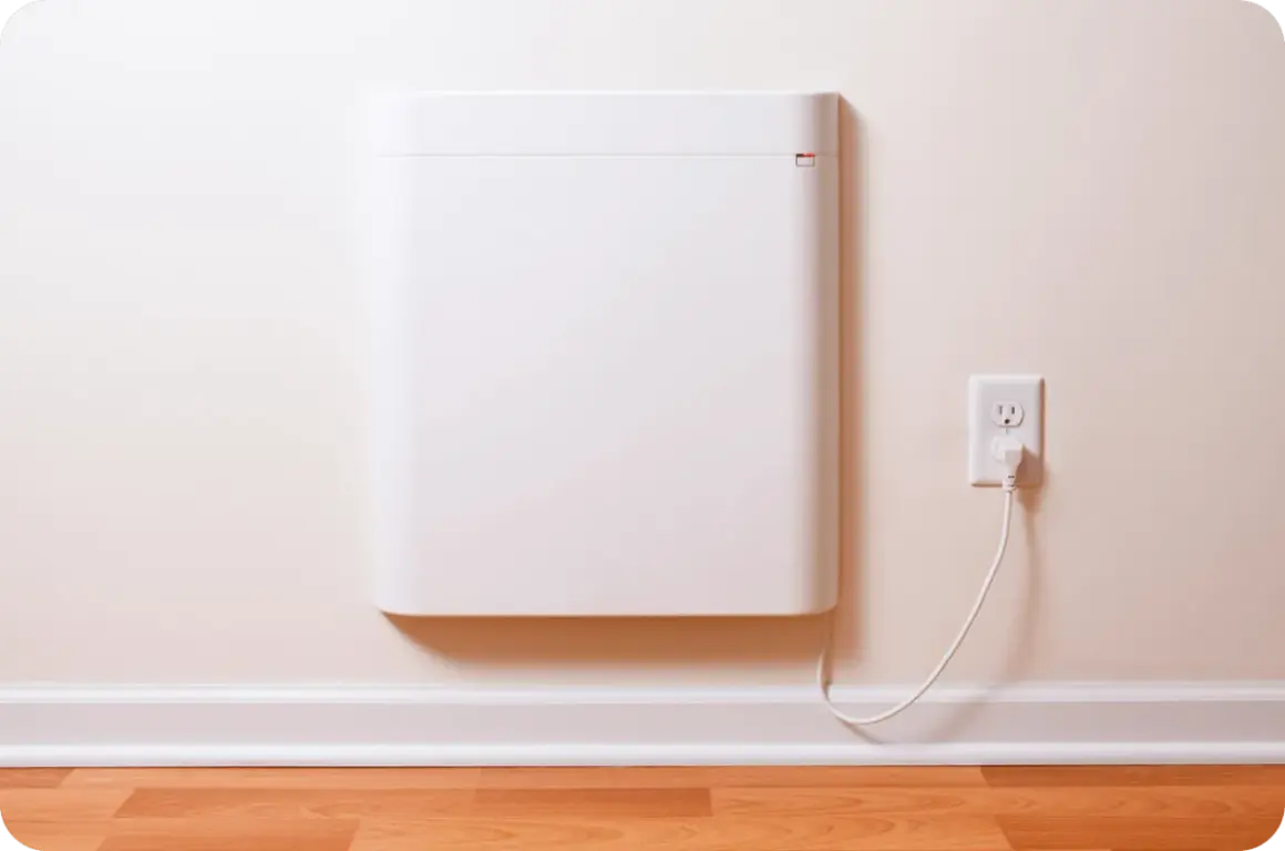 Un radiateur électrique blanc, moderne et discret, est branché à une prise murale. Ce type de radiateur est une solution de chauffage efficace.