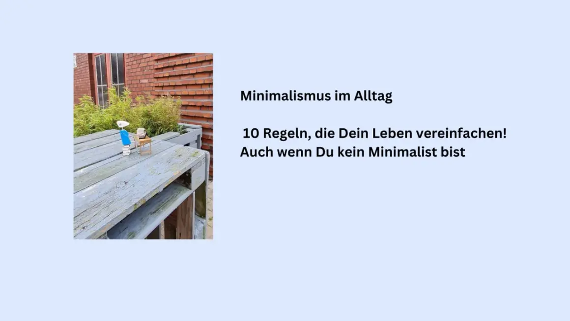 Minimalismus im Alltag: Was braucht man wirklich? Eine kleine Holzfigur sitzt an einem Tisch, umgeben von Grün. 10 Regeln für ein einfacheres Leben.