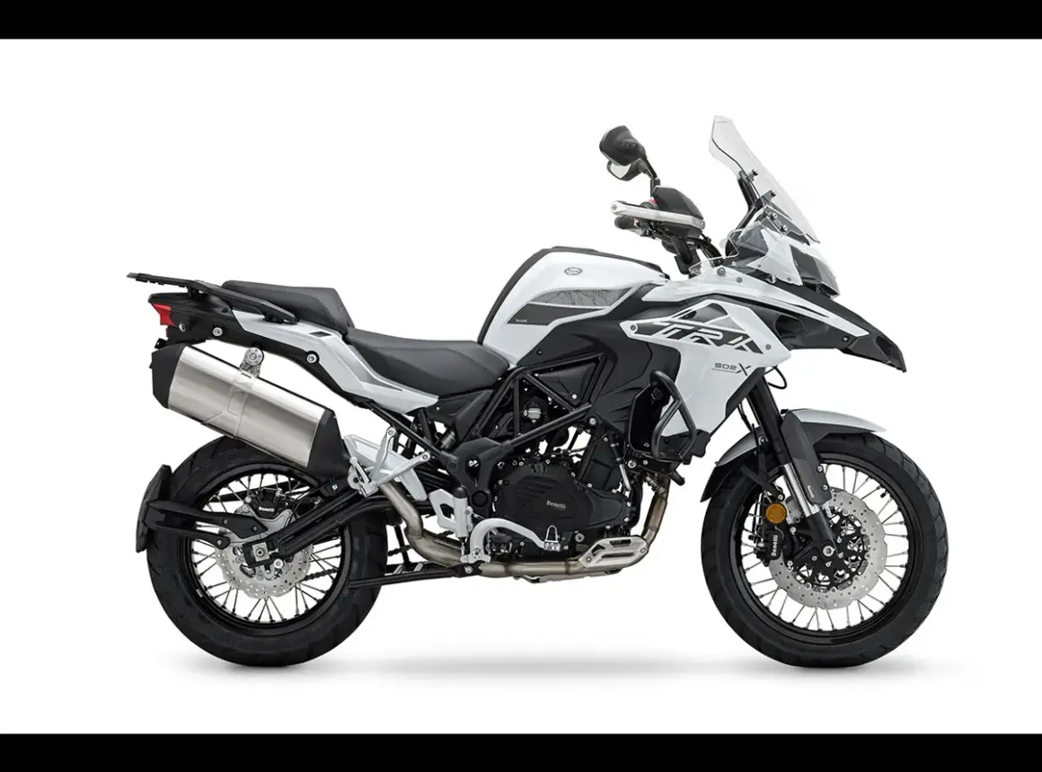 Motocicleta blanca y negra estilo maxi trail, lista para aventuras.