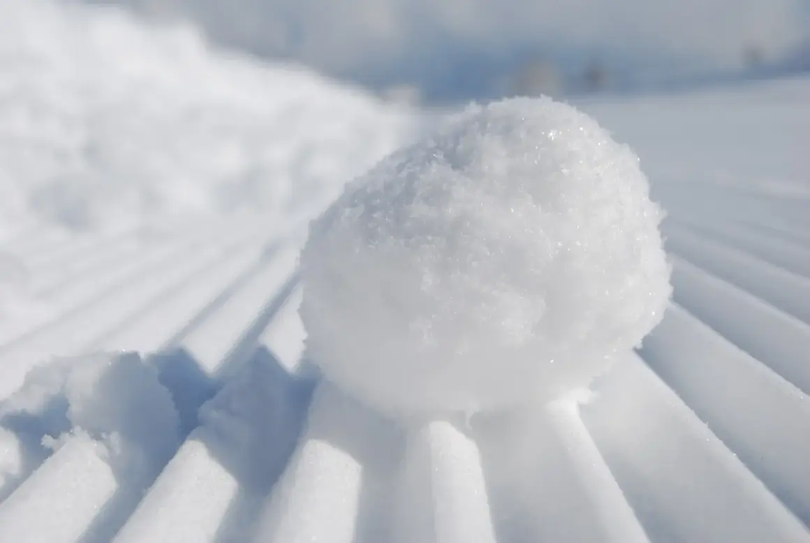 Kula śnieżna na przygotowanym stoku narciarskim. To właśnie jest cold, czyli zimno, które czuć na skórze.