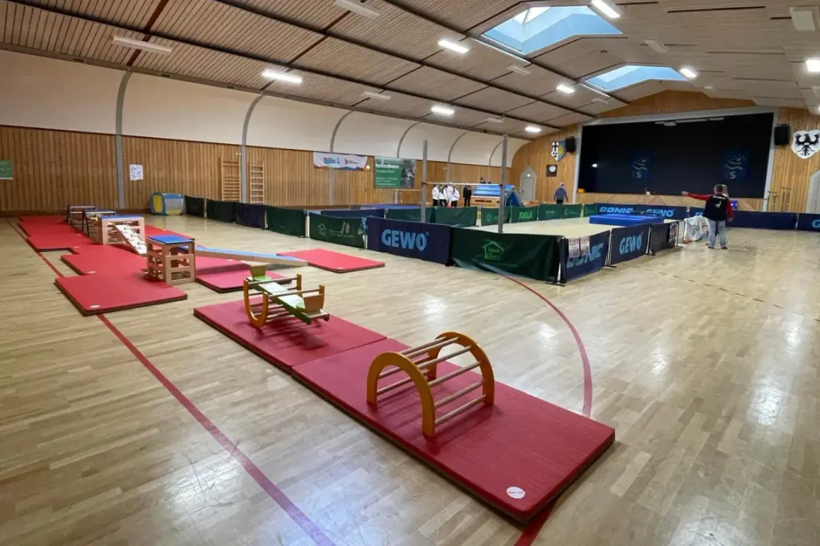Gerätelandschaft im TSG Bewegungszentrum: bunte Matten, Wippe, Kletterbogen und mehr laden zum Toben ein.