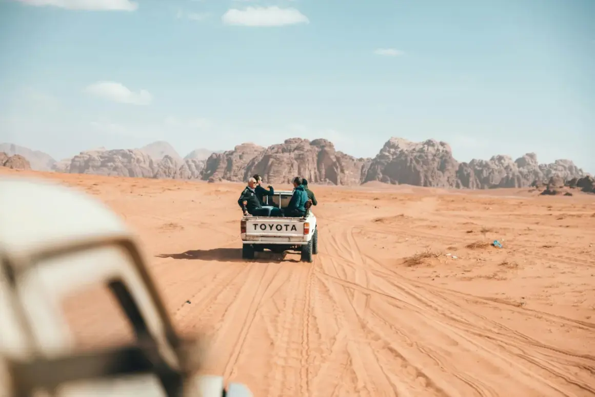 Wyprawa po pustyni w Jordanii. Czy do Jordanii potrzebny jest paszport? Turyści w Toyocie podziwiają skaliste góry.
