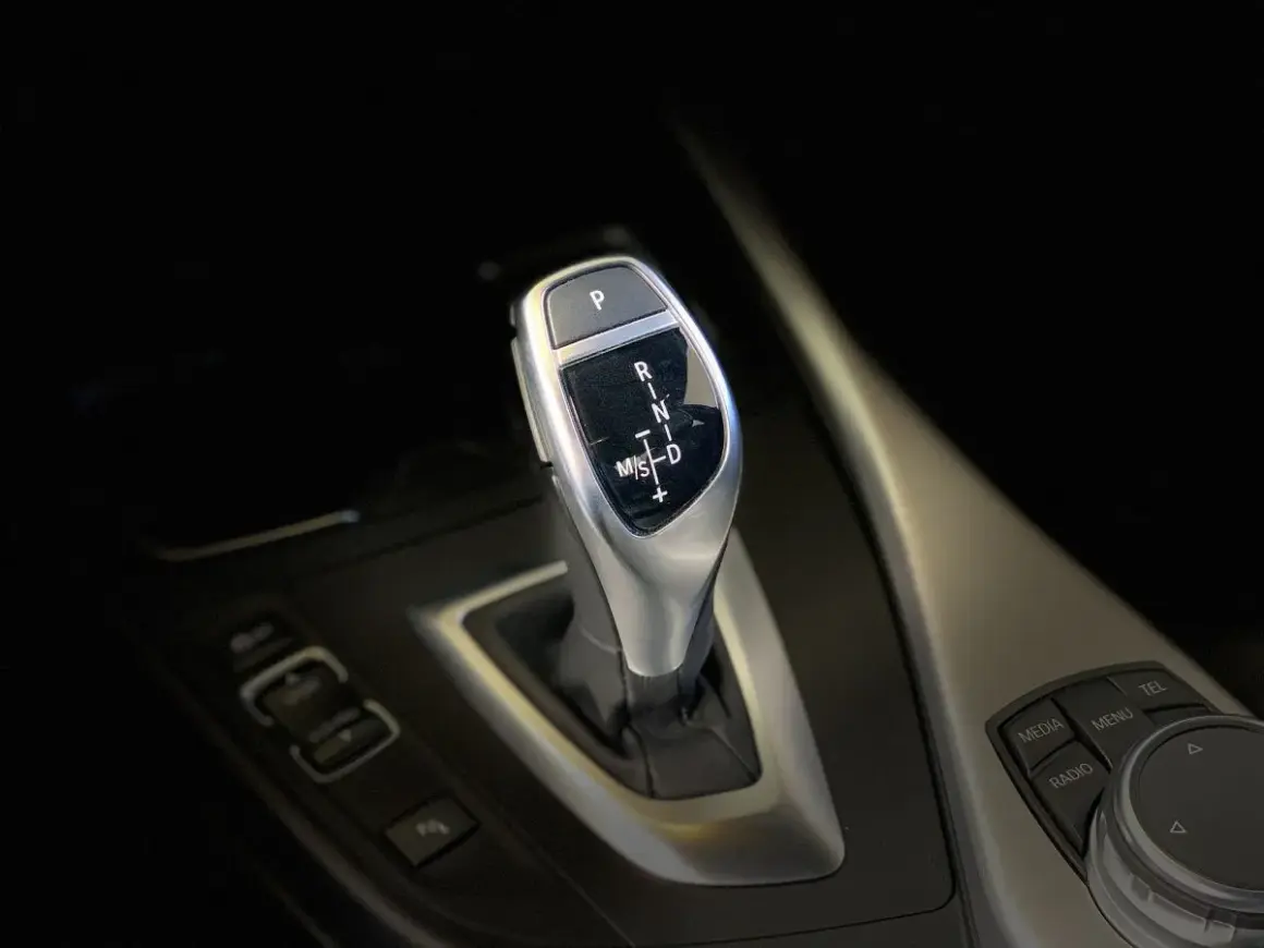 Levier de vitesse d'une voiture automatique, idéal pour un permis de conduire boite automatique. P, R, N, D, S.