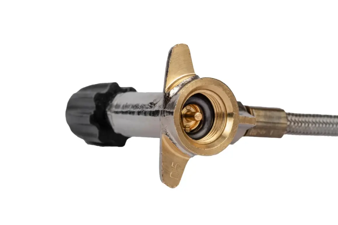 En adapter för primus gas till Trangia. Den har en mässingskoppling och en svart ratt.