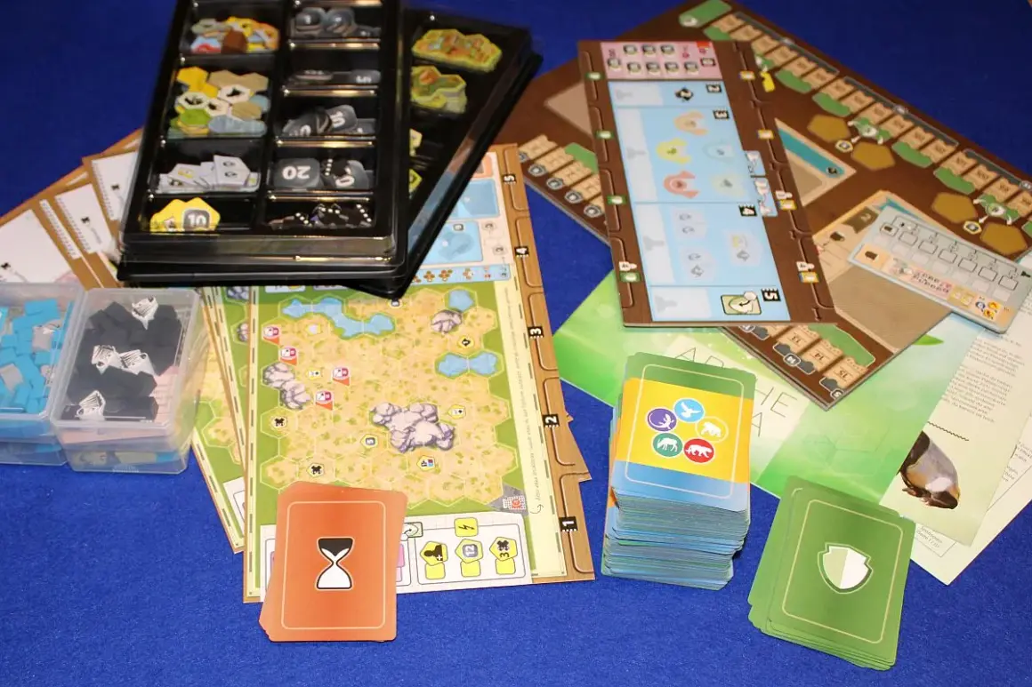 Brettspielkomponenten für "Arche Nova Strategie": Spielbrett, Karten, Marker und Tierfiguren.