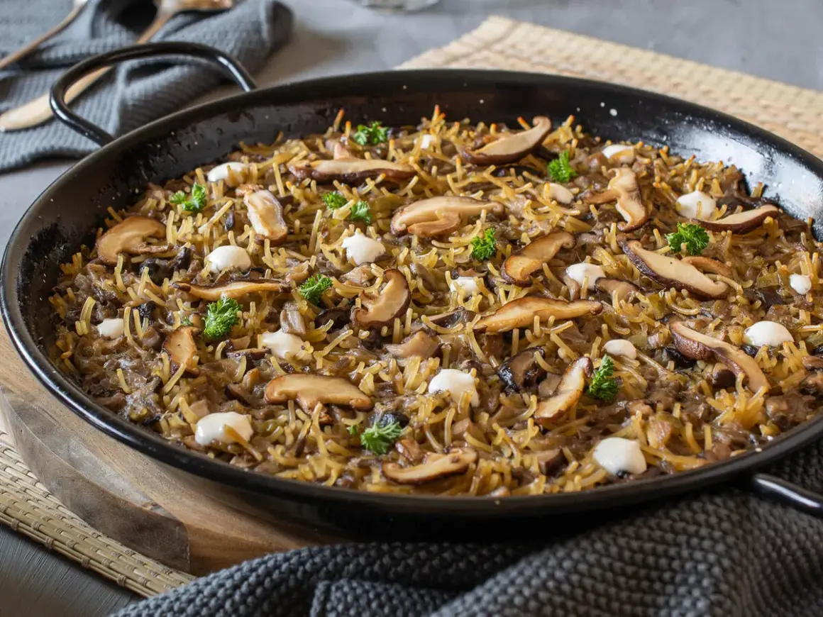 Fideuá de setas en paellera, con fideos finos, champiñones laminados y puntos de alioli. Un plato sabroso y otoñal.