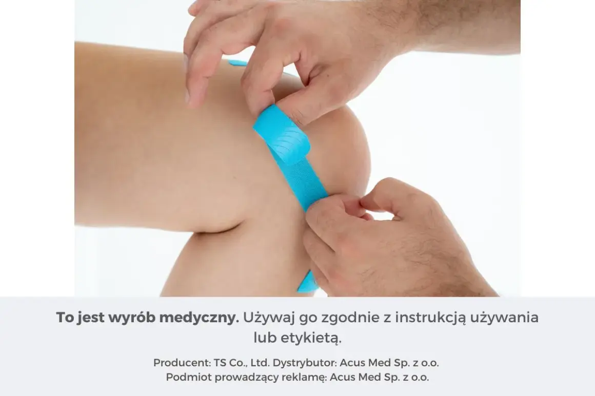 Aplikacja plastra kinezjoterapeutycznego na kolano, pomagająca w problemach z wiotkością stawów.