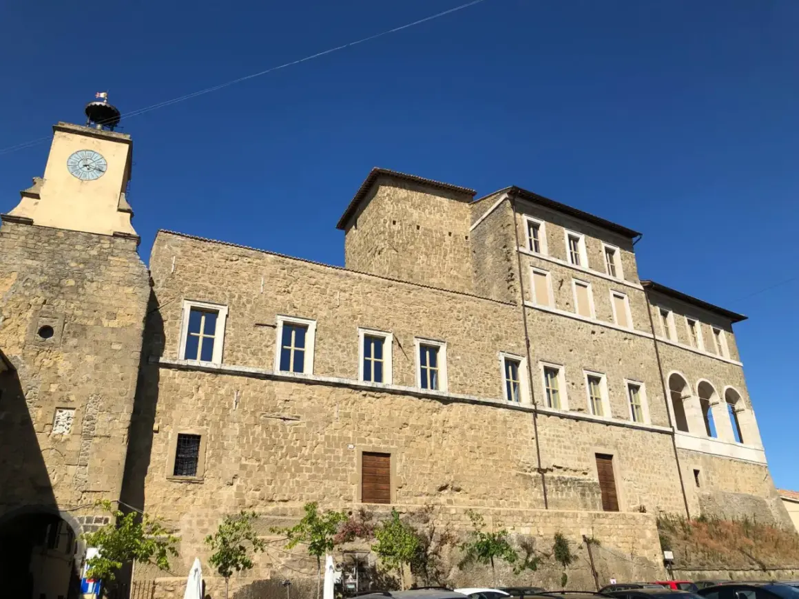 Antico palazzo con torre dell'orologio a Ischia di Castro, cosa vedere in questo borgo storico.