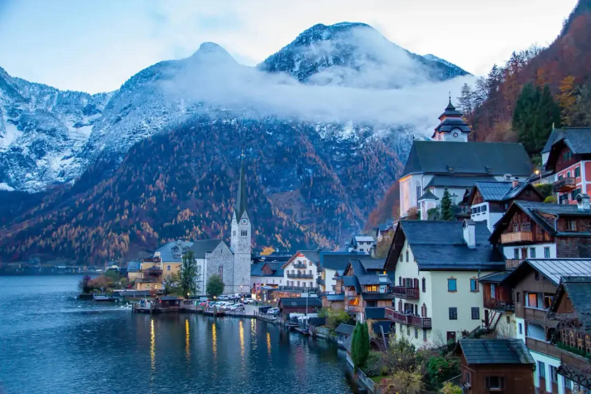 Hallstatt, Austria. Ciekawostki o tym malowniczym miasteczku obejmują jego położenie nad jeziorem i otoczenie gór.