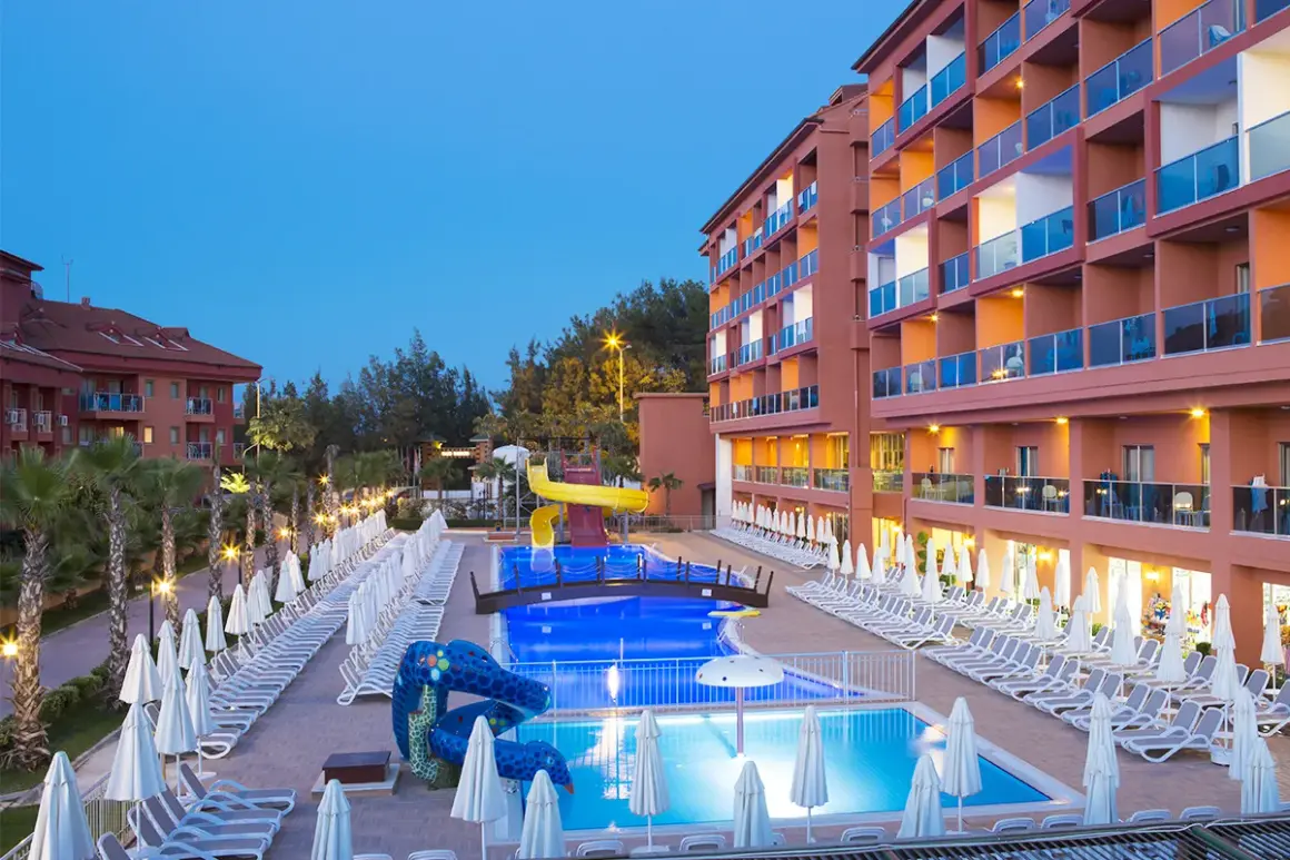 Hotel z basenami i zjeżdżalniami, idealny na rodzinne wakacje. Sprawdź club side coast opinie i zarezerwuj pobyt!
