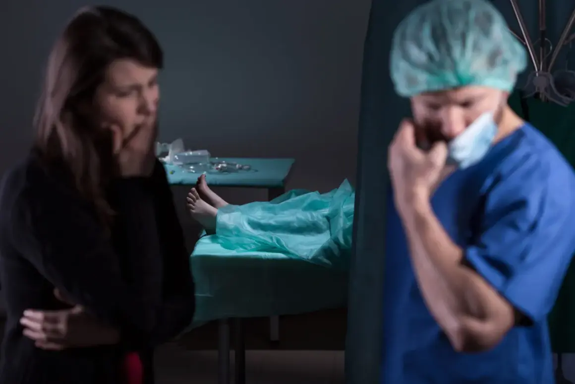 Smutna kobieta i lekarz w masce, obok zakryte ciało na stole. Kiedy sekcja jest obowiązkowa, emocje biorą górę.