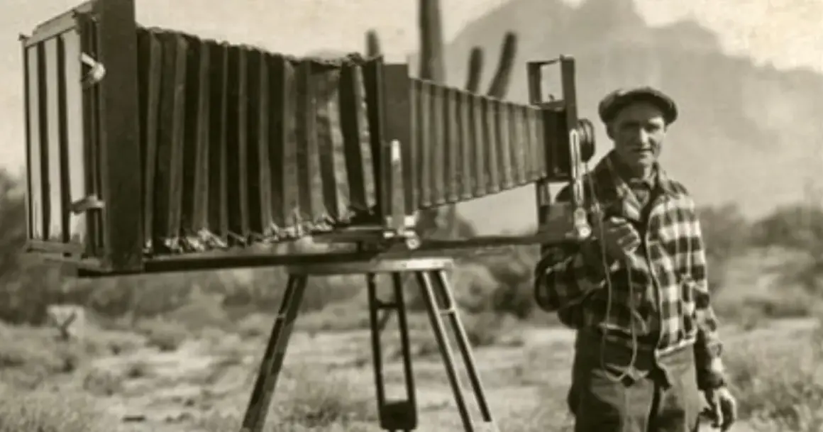 Mężczyzna z aparatami fotograficznymi, które zapoczątkowały historię fotografii. Kto i kiedy wynalazł aparat fotograficzny?