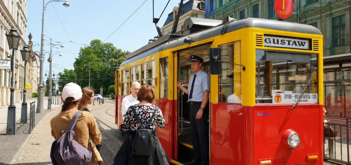 Wrocław jak dojechać z dworca na rynek? Wsiądź do zabytkowego tramwaju "Gustaw" z motorniczym.