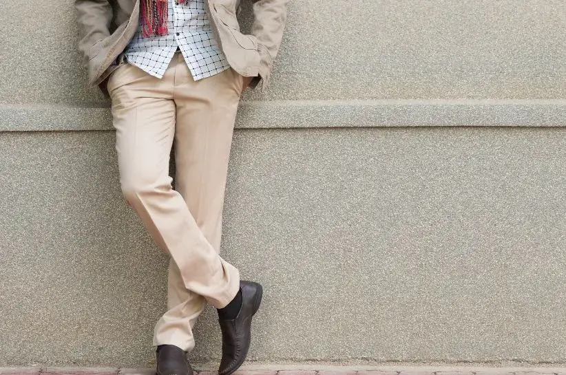 Stylizacje męskie ze spodniami khaki: 10 modnych inspiracji