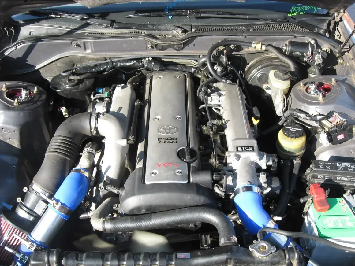 Silnik 2JZ-GE z Toyoty Supra. Ten legendarny silnik napędzał wiele sportowych aut, oferując niezawodność i potencjał tuningowy.