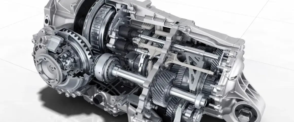Przekładnia PDK, czyli Porsche Doppelkupplung, to zaawansowany system dwusprzęgłowy. Widzimy jej wewnętrzną budowę z licznymi zębatkami i elementami hydraulicznymi.