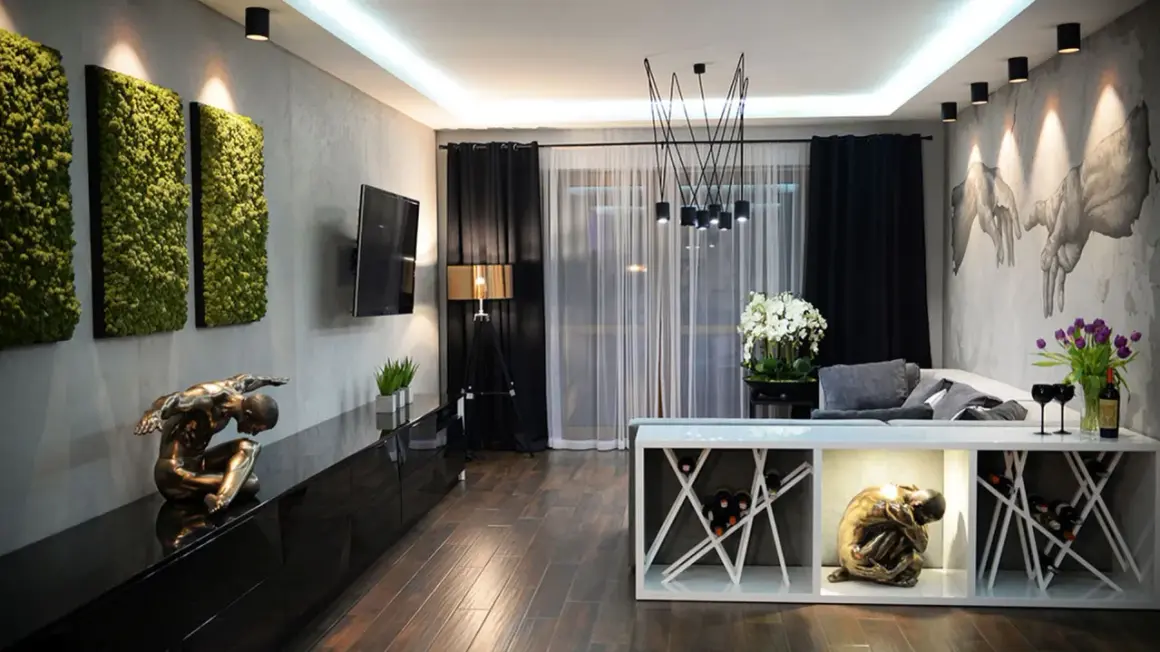 Nowoczesny salon w stylu klasycznym z zielonymi panelami ściennymi, rzeźbami i designerskim oświetleniem.