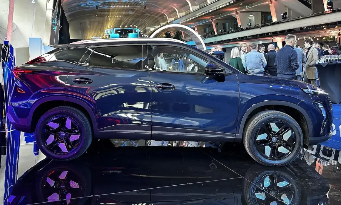 Błękitny Omoda 5 na wystawie, z widocznymi detalami nadwozia i felg. Wymiary tego SUV-a robią wrażenie.