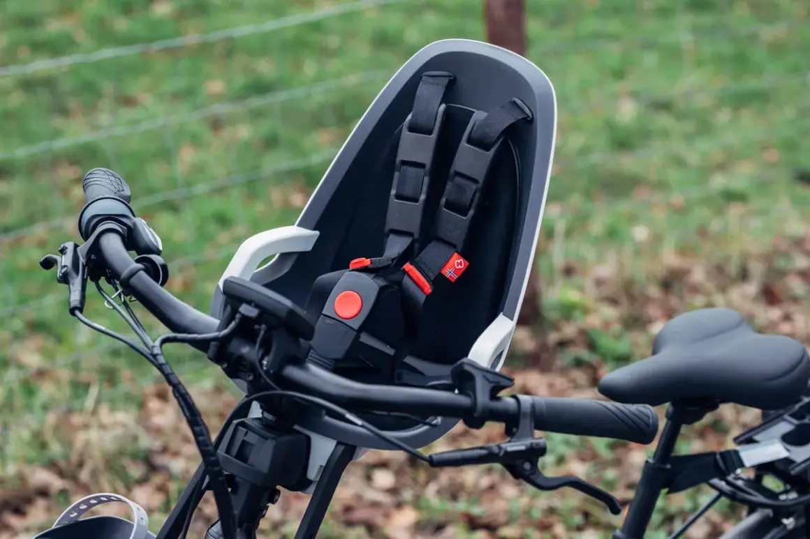 Moderner Kindersitz für das Fahrrad vorne, erlaubt sichere Ausflüge mit dem Nachwuchs.