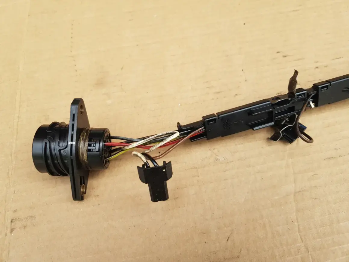 Element układu elektrycznego z wieloma przewodami. Może posłużyć do diagnostyki, jak sprawdzić regulator napięcia.