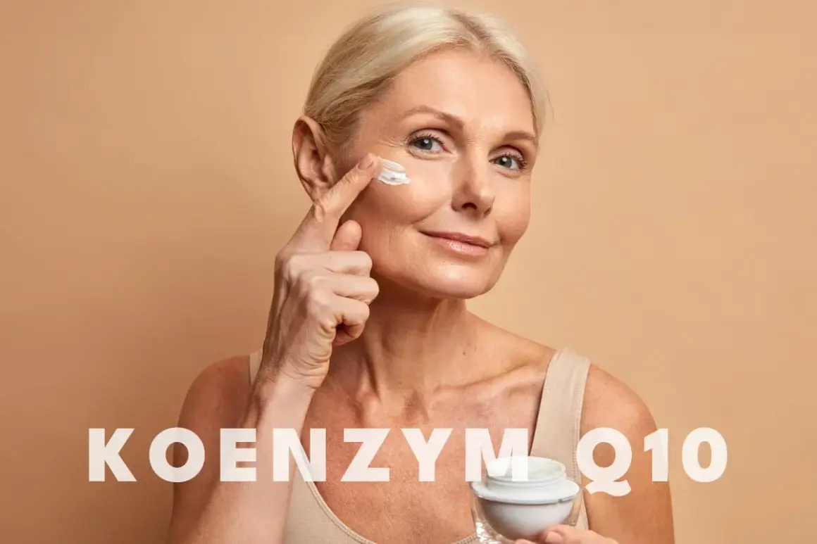 Kobieta aplikuje krem z koenzymem Q10 na skórę wokół oczu. Koenzym Q10 na co? Na odmłodzenie i regenerację.
