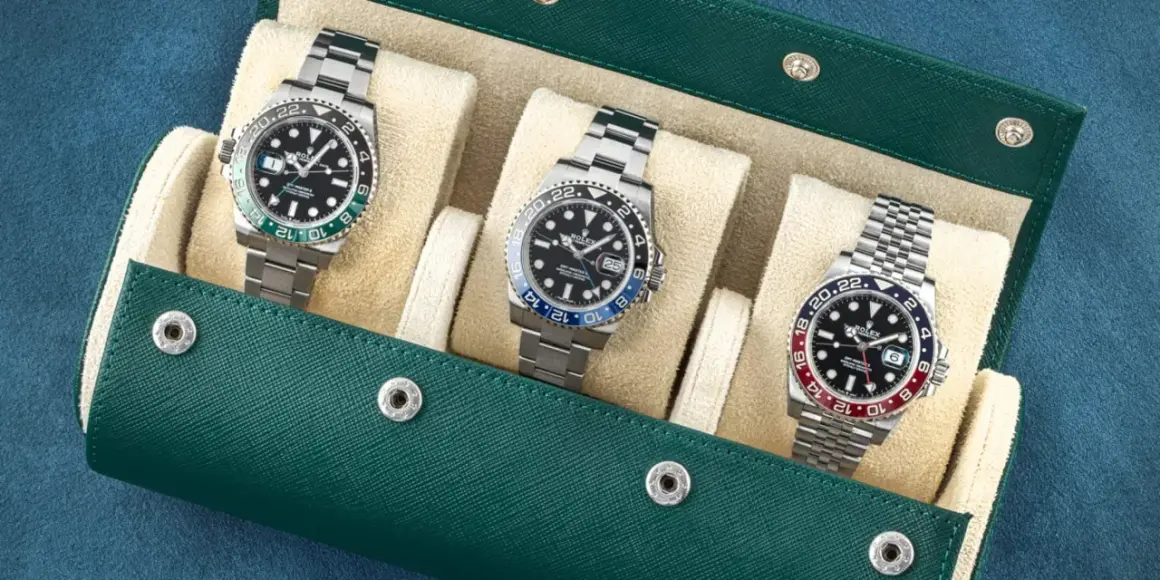 Tre Rolex GMT-Master II, icone del viaggio, pronti per ogni avventura. Il movimento preciso garantisce l'affidabilità.