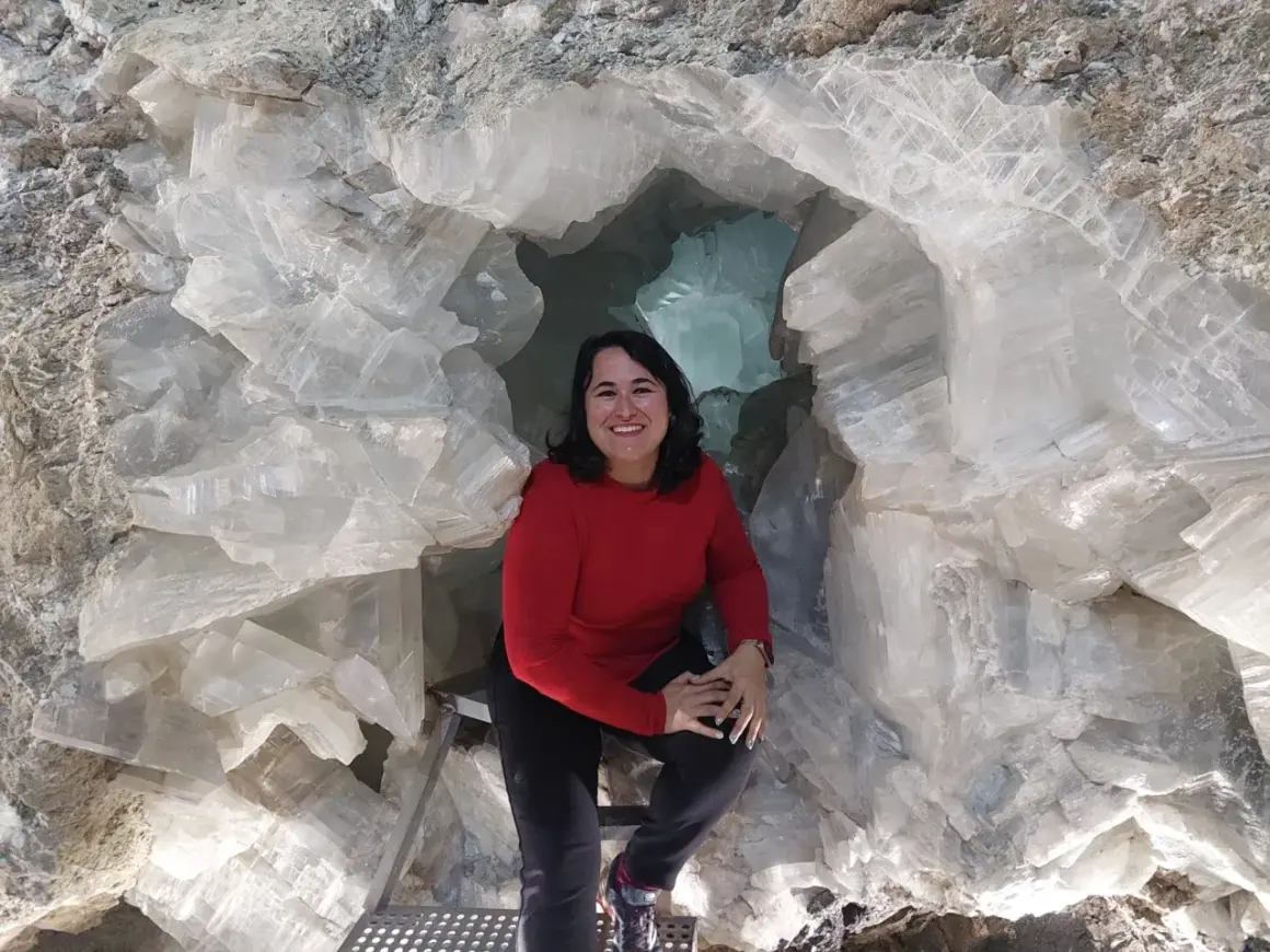 Una mujer sonríe dentro de la Cueva de los Cristales, una maravilla natural que ver en Pulpí.