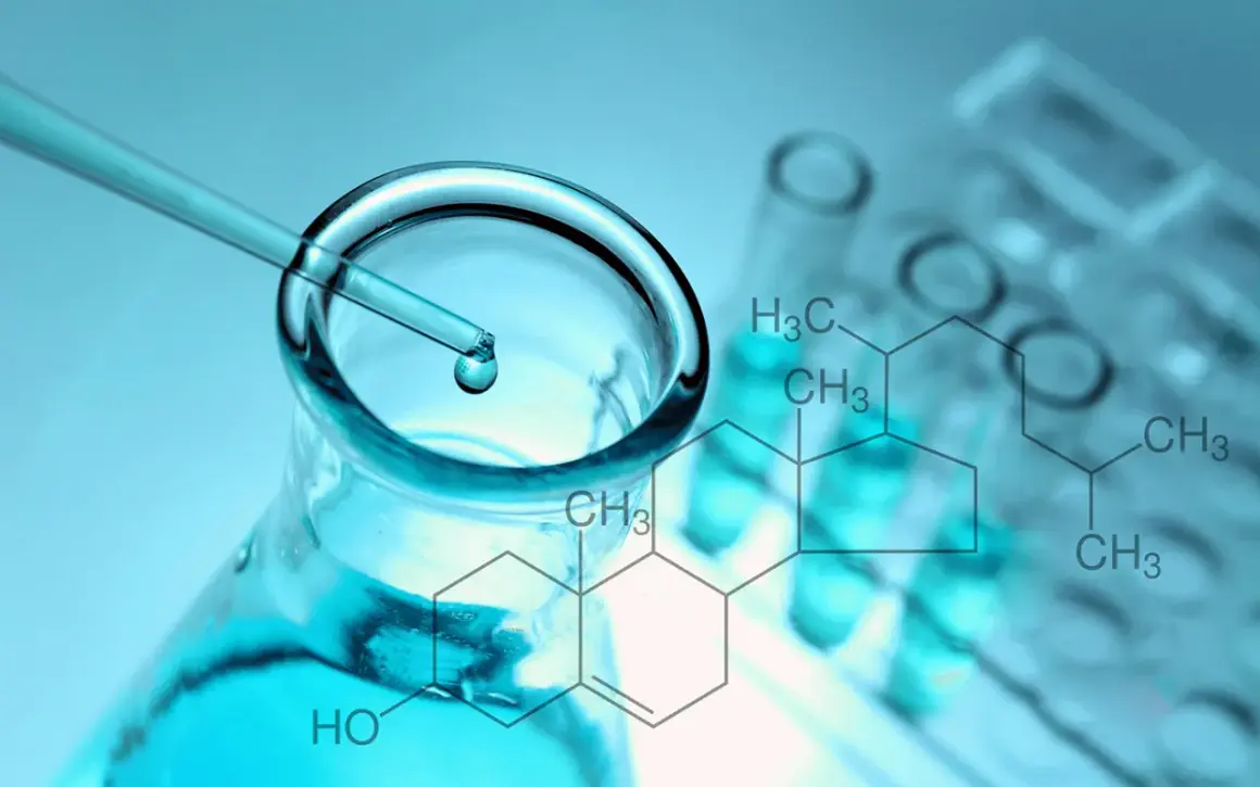 Pipeta z kroplą płynu nad kolbą, probówki i wzór chemiczny cholesterolu.