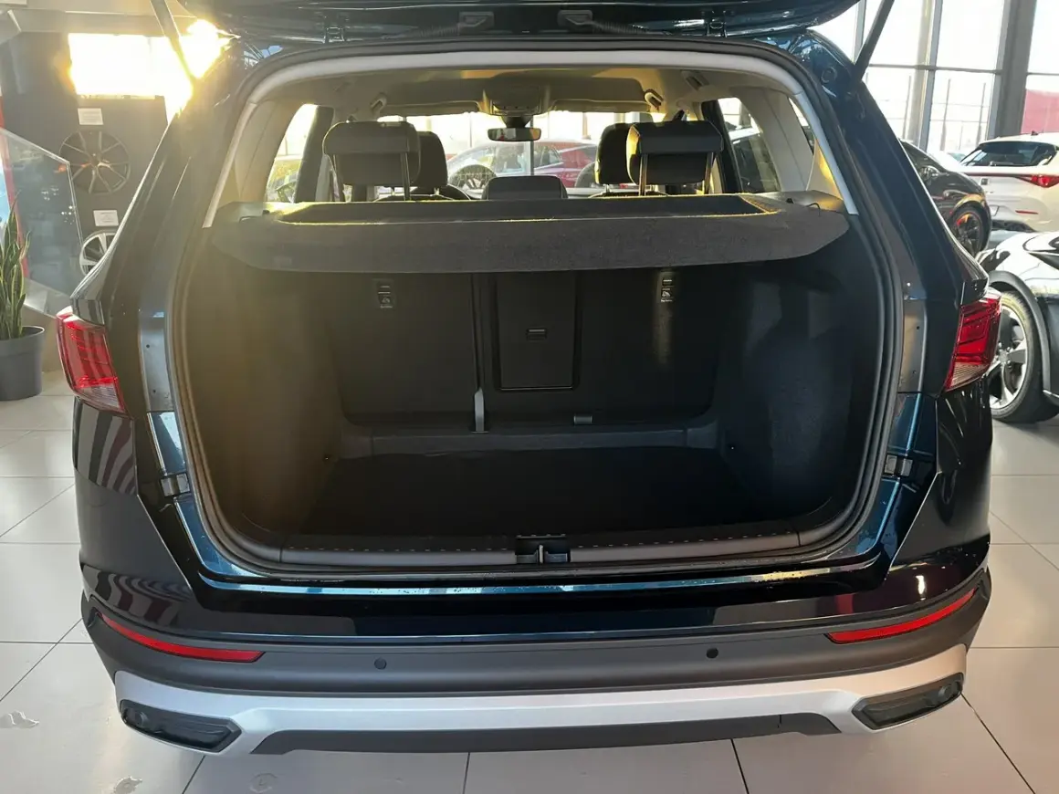 Otwarty bagażnik Seat Ateca, gotowy na podróż. Sprawdź, jak duża jest jego pojemność bagażnika, idealna na wakacyjne wyjazdy.