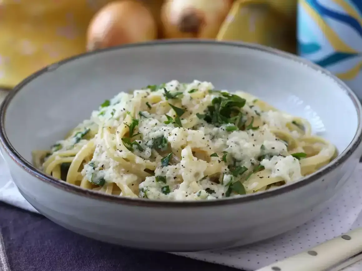 Krämig pasta med ost och persilja, ett av många billiga vegetariska recept som passar perfekt för en snabb middag.